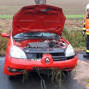 Kvůli nepřizpůsobení rychlosti skončilo auto v příkopu