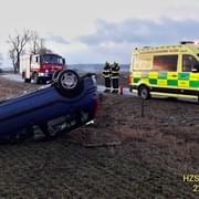 Další auto převrácené na střeše