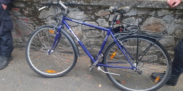 Cyklista spadl ze srázu do řeky a utrpěl mnohočetná zranění
