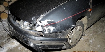 Muž s téměř třemi promile havaroval do lampy a ujel z místa