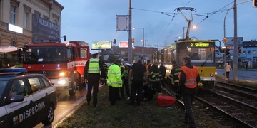 Tramvaj srazila chodce, muž utrpěl velmi vážná zranění