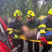 Nákladní vůz smetl protijedoucí dodávku, ve které jel muž se třemi dětmi