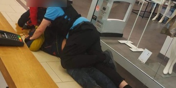 Kvůli žvýkačkám neváhali napadnout strážného