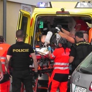 Pobodal ho do obličeje a zad