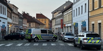 Muž utržil několik bodných ran a o jeho život nyní bojují lékaři