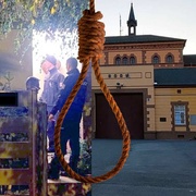 Ženu ubodal a sám se oběsil