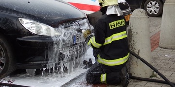 Další auto v plamenech