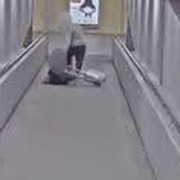 Ženu odvlekl do průchodu, srazil ji na zem a oloupil