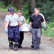 Tragická smrt starší ženy na skále