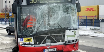 Autobus čelně narazil do kamionu