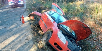 Řidička s autem skončila v příkopu