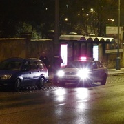Mladík ujížděl policistům, při útěku za sebou nechal auto i kamaráda