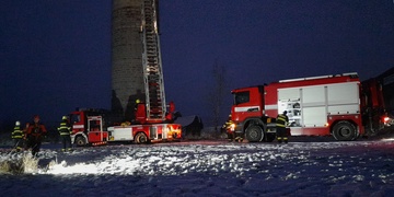 Mladík vylezl na tovární komín a vyhrožoval skokem