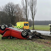 Auto po nárazu do pařezu skončilo na střeše
