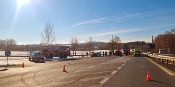 Střet tří vozidel, na místě zasahují všechny záchranné složky