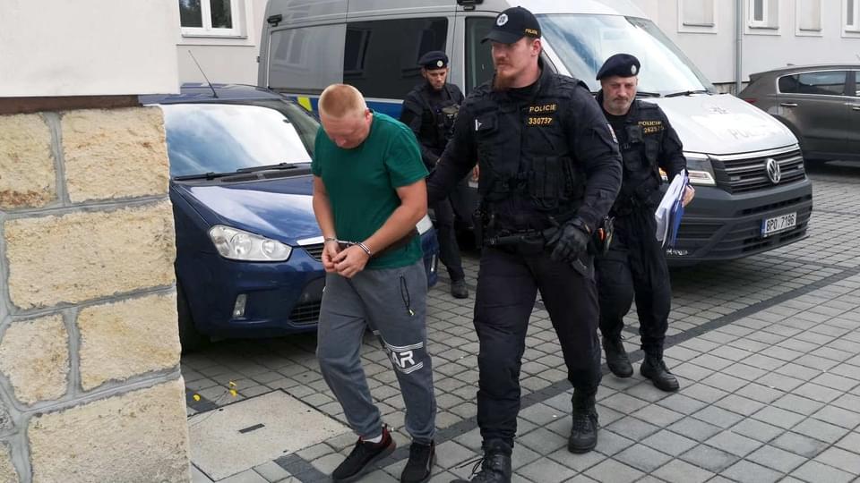 Oleksandr S. vložil ženě do pochvy pyrotechnickou petardu a odpálil ji