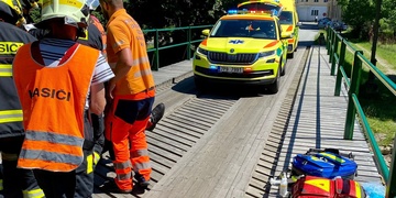 Motorkář je po nárazu do zábradlí v kritickém stavu