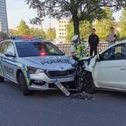 Střet dvou aut na Americké třídě v Plzni