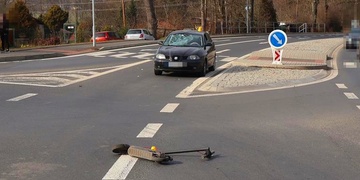 Řidička osobního vozu srazila a zranila ženu jedoucí na elektrokoloběžce