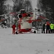 V Horské Kvildě vjel lyžař pod sněžnou rolbu, transportuje ho vrtulník