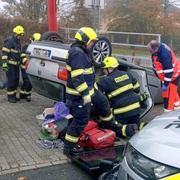 Těžce opilý a zfetovaný muž se při ujíždění od nehody s autem zřítil na parkoviště