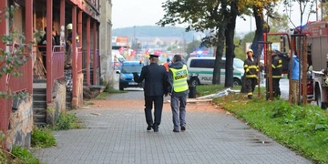 Výbuch plynu na Jateční ulici zranil policistu, hasiče a plynaře