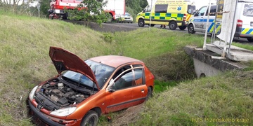 Mladíky vyděsili policisté, prý proto havarovali