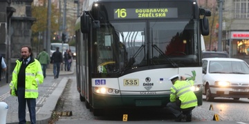 Agresivní muž napadl a zranil řidiče trolejbusu