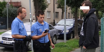 Podnapilému majiteli se vysmekl pes a zaútočil na strážníky
