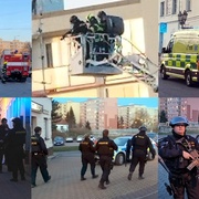 Policisté se samopaly a štíty vstupovali do domu z koše hasičů