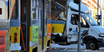 Tramvaj v Solní zdemolovala náklaďák