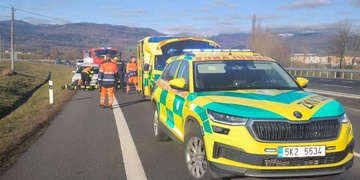 Děsivá bezmoc v havarovaném autě, když kolem vás projíždějí desítky netečných řidičů