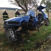 Mladík nezvládl vozidlo a trefil strom, vystřihávat ho museli hasiči