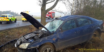 Vozidlo havarovalo a převrátilo se