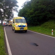 Řidič srazil motocyklistu a ujel