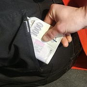Příbuzná a kámoška za všechny prachy