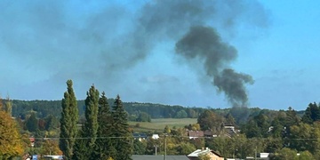 U rodinného domu shořela kůlna se dřevem