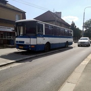 Autobus srazil dopravní značku a poškodil lampu