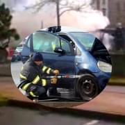 Požár zničil Mercedes v centru Plzně
