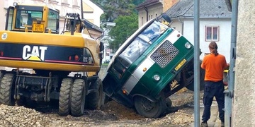 Náklaďák spadl do výkopu