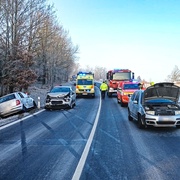 Na namrzlých silnicích došlo během hodiny k několika dopravním nehodám