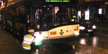 Čtrnáctiletou dívku srazil na Americké trolejbus
