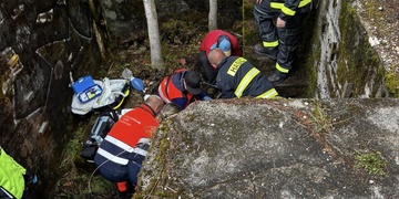 Vážné zranění turisty v druhoválečném dole, na místo musel vrtulník LZS