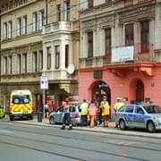 Střet auta s tramvají komplikoval dopravu v centru