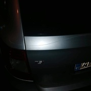 Vandal poškrábal auto