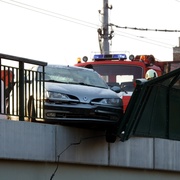 Auto prorazilo zábradlí a zůstalo viset z mostu