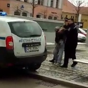 Napadal úředníky, demoloval vybavení a pak se ještě popral se strážníky