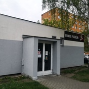 Zloděj šel po dražším alkoholu i po penězích z automatu