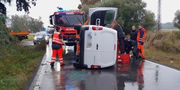 Vyjel z vozovky a po nárazu do pařezu se převrátil