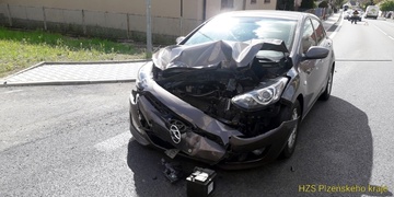 Řidička narazila zezadu do kamionu